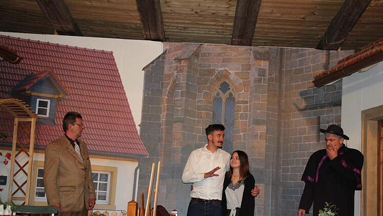 Der Bettelmönch gibt sich als Thomas Clever, Freund von Tina Dampf, zu erkennen. Fotos: Franz Böhmer