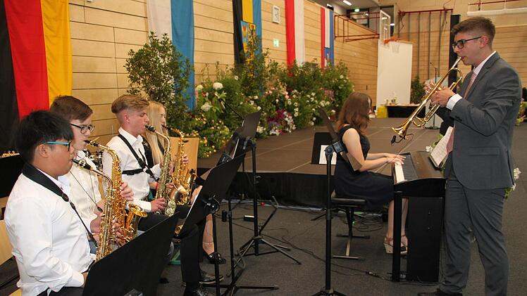 Mächtig Dampf im  musikalischen Kessel: Die Big Band begeisterte mit dem Rockklassiker "Smoke  On The Water" von "Deep Purple". Foto: Stephan Stöckel
