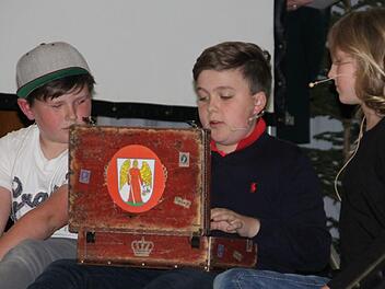 Die Schüler (v. l.) Christopher Gremer, Bruno Treuner und Lucy Prasser gingen auf eine Zeitreise durch die Geschichte der Stadt Ludwigsstadt. Foto: Veronika Schadeck
