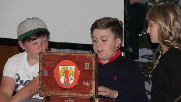 Die Schüler (v. l.) Christopher Gremer, Bruno Treuner und Lucy Prasser gingen auf eine Zeitreise durch die Geschichte der Stadt Ludwigsstadt. Foto: Veronika Schadeck