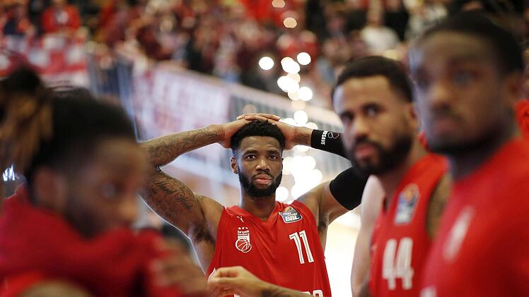 Lange Gesichter bei Brose Bamberg um Tré McLean (Mitte) nach der 69:73-Niederlage in Crailsheim Anfang Januar.  Daniel Löb
