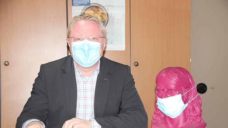 Maske auf und durch: Der Schulleiter des Eberner Gymnasiums, Martin Pöhner, geht zusammen mit Friedrich Rückert durch die Corona-Krise. Foto: Eckehard Kiesewetter