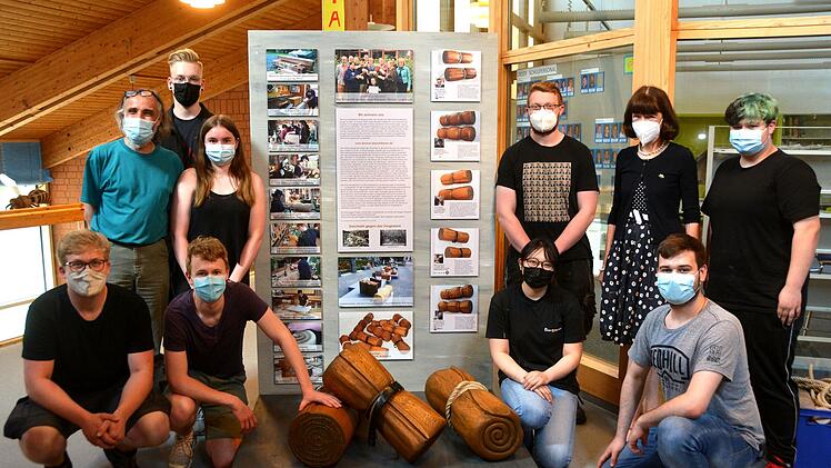 Für den "DenkOrt Deportation" in Würzburg haben Schüler der Berufsschule in Bad Kissingen Wolldecken gedrechselt. Foto: Peter Rauch