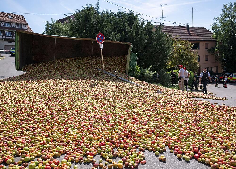 Äpfel nach Unfall auf Straße