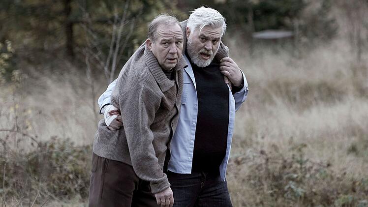 Horst Witt (Uwe Preuss, links) wird gejagt. Dorfpolizist Frank Koops (Aljoscha Stadelmann) hilft ihm nach einer Verletzung.