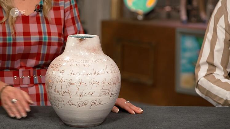 Das Gef&auml;&szlig; war mit Unterschriften deutscher Nationalkicker aus dem Jahr 1969 beschriftet.