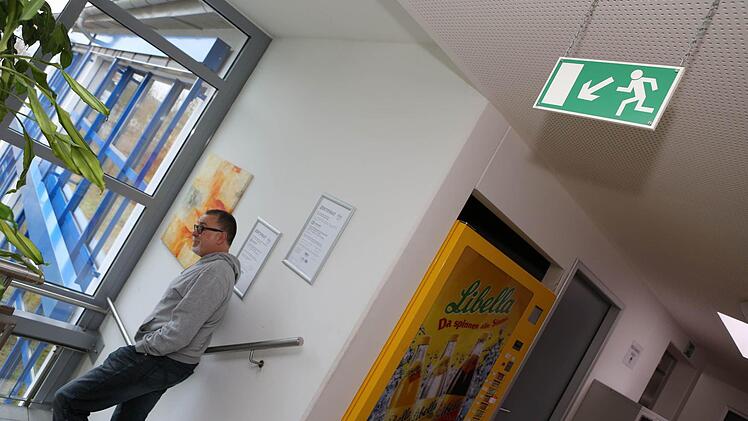 Schilder ziegen den schnellsten Fluchtweg  in der Jahn-Straße im Notfall an -  auch für den Psychologen Gerhard Streit.