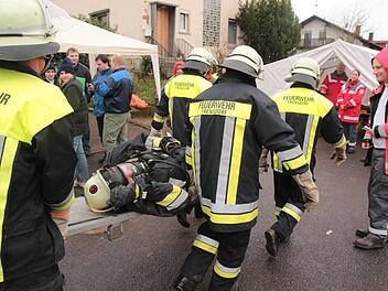 Auch "verletzte" Feuerwehrkameraden mussten in Sicherheit gebracht werden, als in Frensdorf am Samstag der Ernstfall geprobt wurde. Fotos: Ferdinand Merzbach