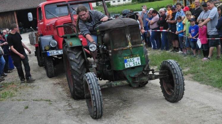 Volle Konzentration und volle Kraft: der 15 PS-Deutz von Johannes Schmitt aus Ostheim zog den 10-Tonnen-Lastkraftwagen über die volle Distanz.