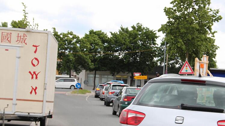 Wer in der Hafenstraße einkauft, muss auf dem Weg zurück in die Äußere Nürnberger Straße den Umweg über die Boschstraße (Bild) wählen. Dort staut sich der Verkehr. Foto: Ekkehard Roepert