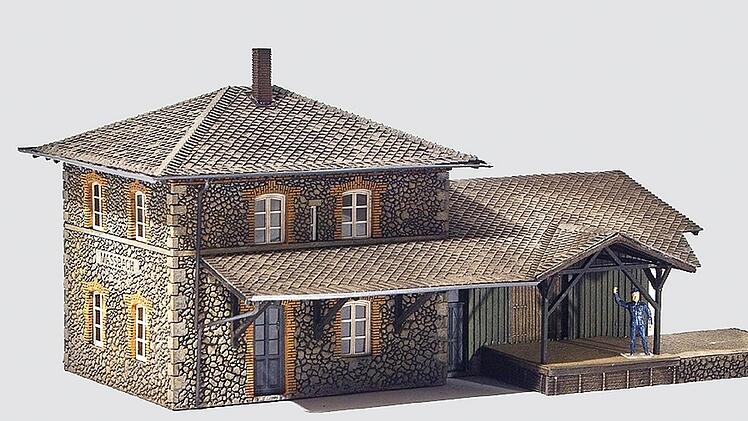 Für 46 bis 93 Euro gibt es den Maßbacher Bahnhof sogar als Bausatz für Modelleisenbahn-Anlagen zu kaufen.  Foto: Britz/Screenshot