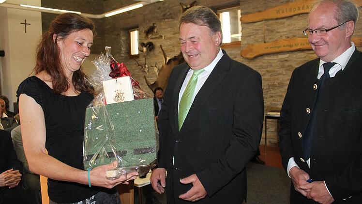 Sie wünscht sich eine Werkstatt, damit die Kinder bei Regentagen mehr Platz für ihre kreativen Aktivitäten zum Thema Wald bekommen können. Im Bild von links: Die Leiterin Melanie Schwarzmeier, der Minister für Landwirtschaft, Ernährung und Forsten, Helmut Brunner und Forstdirektor Michael Schneider. Foto: Schadeck