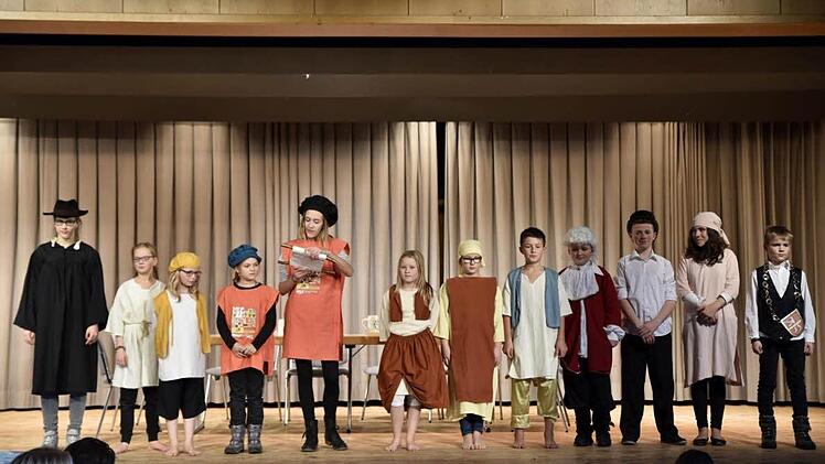 Viel Liebe wurde auch an die Kostüme der Akteure verwendet, wie bei der Kinder- und Jugendtheatergruppe des Plecher Heimatvereins . Foto: Gerold Snater