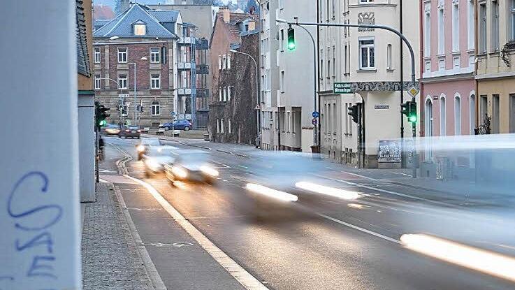 Wird in der Löwenstraße massenhaft die zulässige Höchstgeschwindigkeit überschritten? Ein Video, das ein Anwohner gedreht hat, legt diese Vermutung nahe.  Foto: Ronald Rinklef