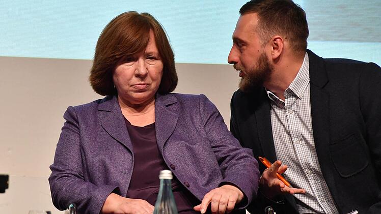 Swetlana Alexijewitsch und ihr Übersetzer Jury Volkov im Bamberger Spiegelsaal der Harmonie Foto: Roland Rinklef