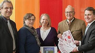 Thomas P&ouml;tsch &uuml;berreichte den Vereinsvertretern (v. l.) Helmuth Ochs, Marion Handschug, Erdmute Knauer und Eduard N&ouml;th die Spende. Die Summe von 1000 Euro wird in ein Tour-Guide-System investiert. Foto: privat