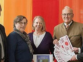 Thomas Pötsch überreichte den Vereinsvertretern (v. l.) Helmuth Ochs, Marion Handschug, Erdmute Knauer und Eduard Nöth die Spende. Die Summe von 1000 Euro wird in ein Tour-Guide-System investiert. Foto: privat