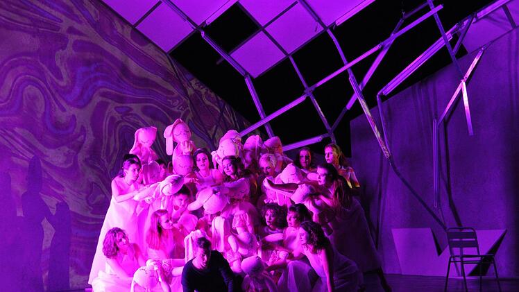 Richard Wagners "Parsifal" feierte Premiere am Landestheater Coburg. Szene aus der Neuinszenierung von Jakob Peters-Messer. Die Blumenmädchen umgarnen PArsifal (Roman Payer)Foto: Andrea Kremper