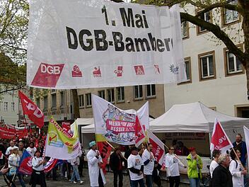 Spruchbänder prägten den Demonstrationszug zum Gabelmann, wo die Maikundgebung weitere Interessierte anlockte.  Foto: Marion Krüger-Hundrup