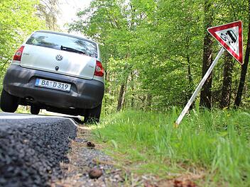 Zwischen Bösenbechhofen und Zentbechhofen sollten Autofahrer besser nicht auf das tiefer liegende Bankett ausweichen.  Foto: Andreas Dorsch