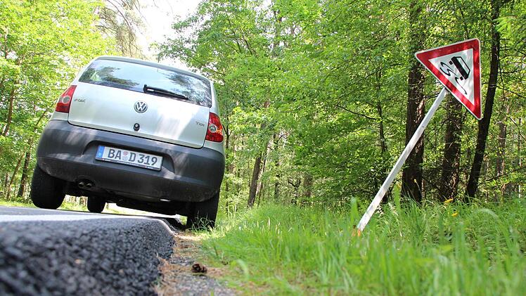 Zwischen Bösenbechhofen und Zentbechhofen sollten Autofahrer besser nicht auf das tiefer liegende Bankett ausweichen.  Foto: Andreas Dorsch