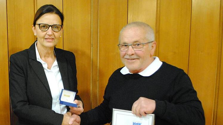 Kreisgeschäftsführerin Michaela Metz überreicht Gerhard Zeier die silberne Ehrennadel. Foto: Evelyn Schneider