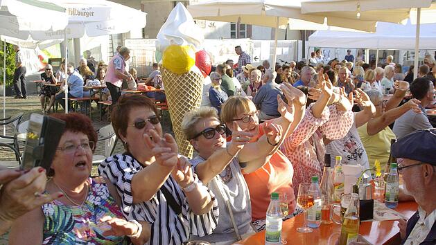 Auch von ausw&auml;rts waren G&auml;ste zum FC-Weinfest gekommen. Winfried Ehling