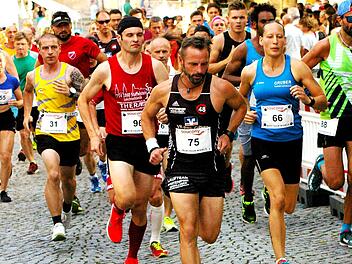 Startschuss zum 10-Kilometer-Hauptlauf (von rechts): Gesamtsieger Felix Mayerhöfer (Nummer 88), Sabrina Wiercinski (Nr. 66), Zweitplatzierte bei den Damen, Alexander Finsel (Nr. 75), Gesamtzweiter, und Uwe Bäuerlein (Nr.96) Gesamtvierter.  Foto: Ulrich Zetzmann