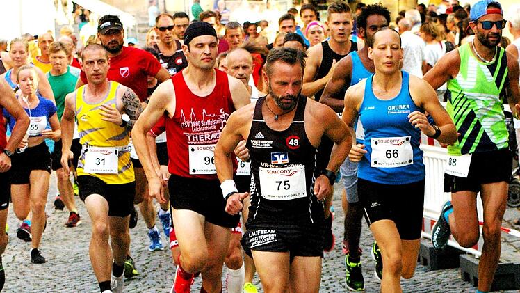 Startschuss zum 10-Kilometer-Hauptlauf (von rechts): Gesamtsieger Felix Mayerhöfer (Nummer 88), Sabrina Wiercinski (Nr. 66), Zweitplatzierte bei den Damen, Alexander Finsel (Nr. 75), Gesamtzweiter, und Uwe Bäuerlein (Nr.96) Gesamtvierter.  Foto: Ulrich Zetzmann