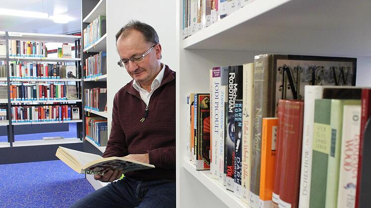 Seit 19 Jahren ist Rudolf Pfadenhauer jetzt Hüter über die Bücher der Kreisbibliothek. Anna-Lena Deuerling
