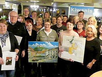 Gewinner, Sponsoren, Offizielle und Kiwanis-Mitglieder bei der Übergabe der Preise aus der Dreikönigslos-Aktion von Kiwanis.  Foto: Dieter Hübner