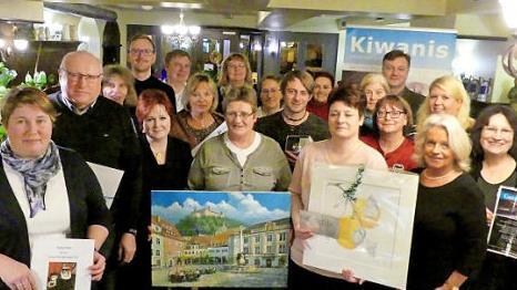 Gewinner, Sponsoren, Offizielle und Kiwanis-Mitglieder bei der Übergabe der Preise aus der Dreikönigslos-Aktion von Kiwanis.  Foto: Dieter Hübner