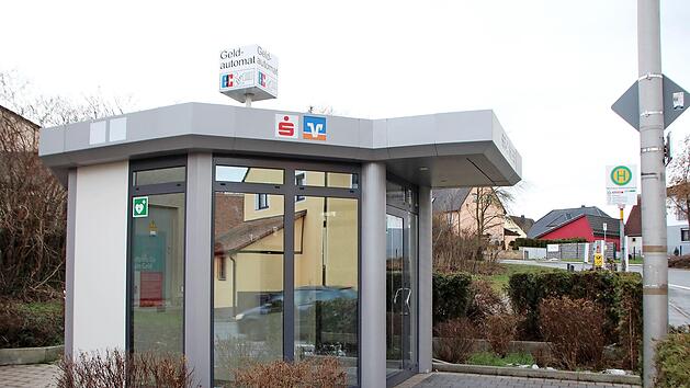 Auch wenn der Geldautomat daraus abgezogen wird, dieser Pavillon in Neuhaus soll stehen bleiben.  Foto: Andreas Dorsch