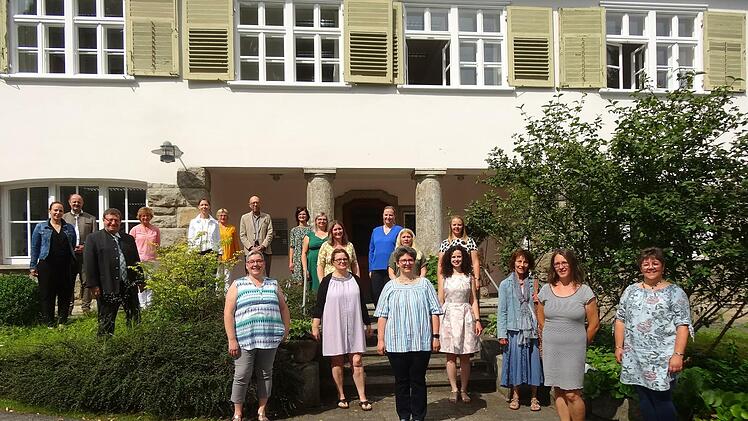Schulabschluss an der Bischofsheimer Hauswirtschaftssschule in Pandemiezeiten. Mit im Bild Schulleiterin Christina Weber-Hoch (rechts).  Foto: Marion Eckert