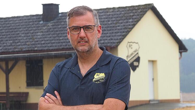 Unser Bild zeigt Jan Katzenberger, der den "neuen" FC Wittershausen trainiert. Mit dem regulären Spielbetrieb in der B-Klasse Rhön 1 ist auch wieder Leben ins Sportheim eingekehrt. Foto: Jürgen Schmitt