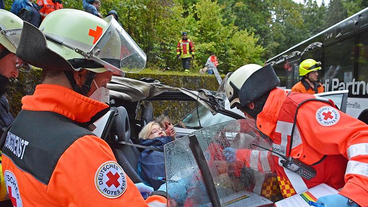 Rettungskräfte bergen "Verletzte".  Foto: Hanns Friedrich