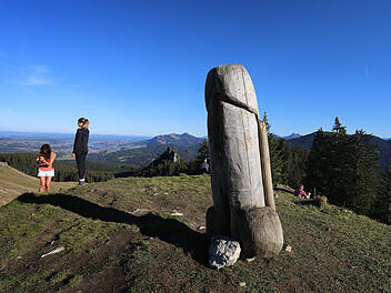 Kunst-Gruppe klaut riesige Penisstatue - und stellt sie vor bayerischem Radiosender auf