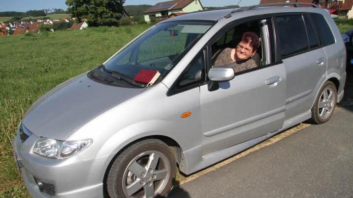 5 Edda Friedrich kam mit ihrem Auto: "Das ist schon wichtig. Man kommt manchmal in eine Situation, wo man gedacht hat, da hat mich aber ein Schutzengel beschützt", erzählt sie.