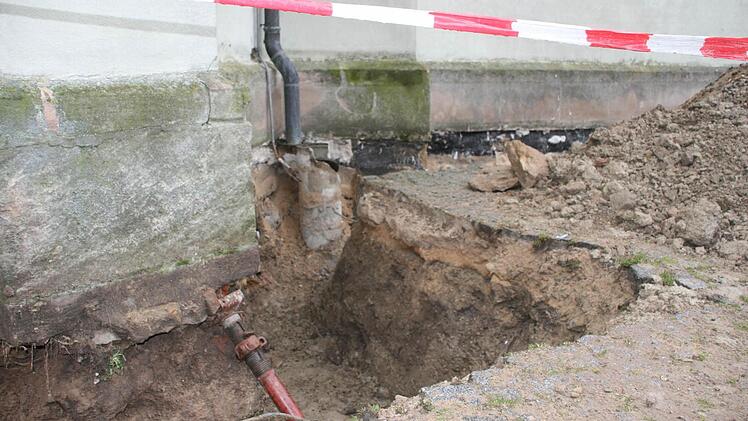 Kanal und Sandfänge sind kaputt: Durch das Aufgraben wurden die immensen Schäden an den Außenmauern erst richtig sichtbar.
