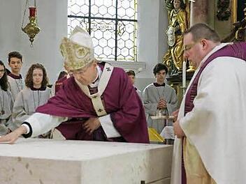 Erzbischof Schick (l.) segnet unter den Blicken von Pfarrer Gehret den Altar in der Wiesenthauser Kirche.  Foto: Galster