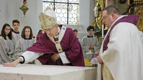 Erzbischof Schick (l.) segnet unter den Blicken von Pfarrer Gehret den Altar in der Wiesenthauser Kirche.  Foto: Galster