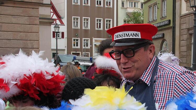 Im vergangenen Jahr musste sich OB Henry Schramm einer übermächtigen Kinderschar geschlagen und den Rathausschlüssel abgeben. Foto: Archiv/Stephan Stöckel
