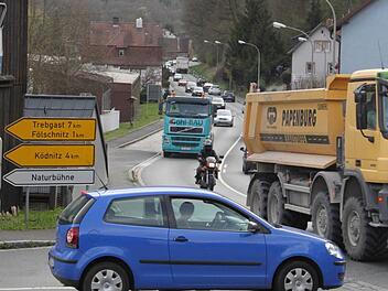 Warten auf Godot? Den Linksabbiegern in Kauerndorf kommt das Hoffen auf eine Lücke so vor. Zu Stoßzeiten (wie hier am frühen Abend) werden Autofahrer bisweilen zu waghalsigen Manövern verleitet. Foto: Jochen Nützel