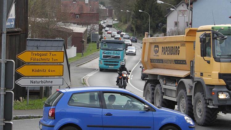 Warten auf Godot? Den Linksabbiegern in Kauerndorf kommt das Hoffen auf eine Lücke so vor. Zu Stoßzeiten (wie hier am frühen Abend) werden Autofahrer bisweilen zu waghalsigen Manövern verleitet. Foto: Jochen Nützel
