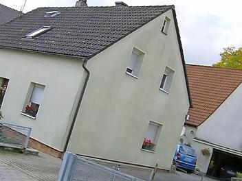 Dieses Haus mit Grund wird privat verkauft. Deshalb hat die Gemeinde natürlich keinen Zugriff. Fotos: Petra Malbrich