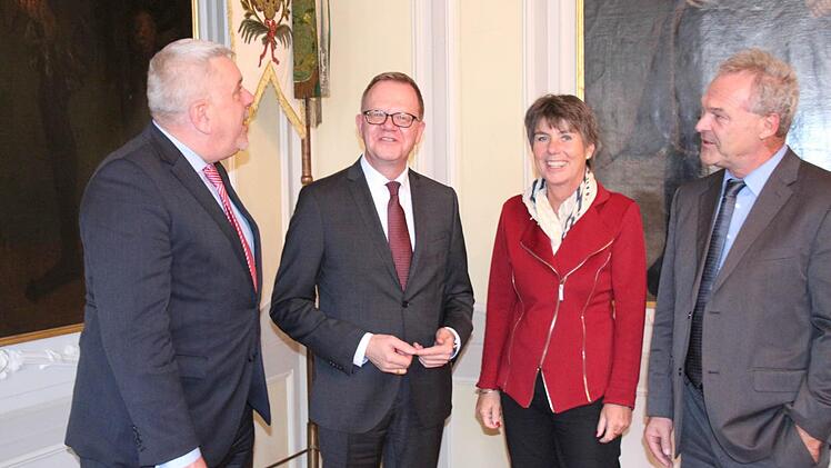 Coburgs OB Norbert Tessmer, Städtetagsgeschäftsführer Bernd Buckenhofer, Bayreuths OB Brigitte Merk-Erbe, Neustadts OB Frank Rebhan. Foto: Simone Bastian