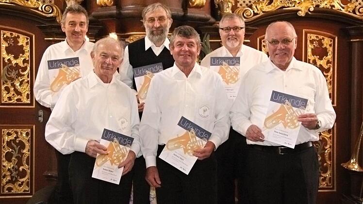 Zusammen bringen es diese Bläser des Posaunenchors Fischbach auf 301 Jahre Chortätigkeit. Die Ehrung nahmen Pfarrer i.R. Gerhard Göller und der Obmann des Posaunenchors, Herbert Dinkel, vor. Geehrt wurden (von links): Werner Will (42 Jahre dabei), Herbert Dinkel (55), Hanspeter Elflein (42), Helmut Horn (55), Heinrich Deringer (28) und Theo Sauerteig (52). Es fehlt Friedrich Sauerteig (27jahre). Foto: Helmut Will