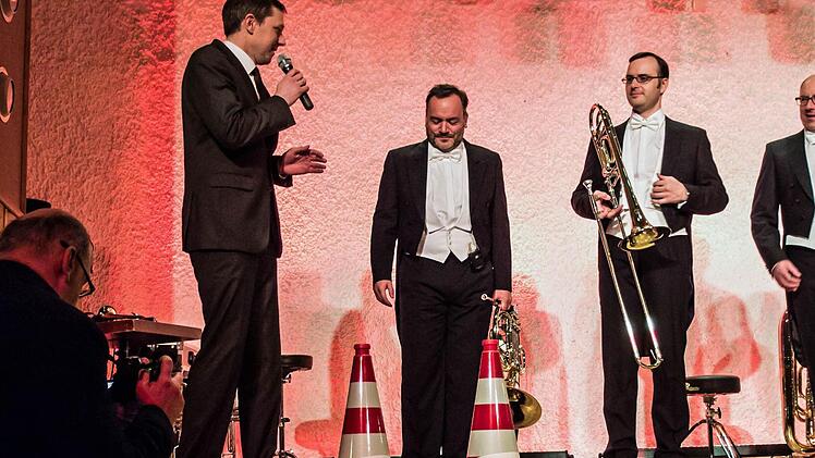 Bürgermeister Marco Steiner begrüßt Harmonic Brass zum Neujahrskonzer im Rathaussaal Rödental.Foto: Jochen Berger