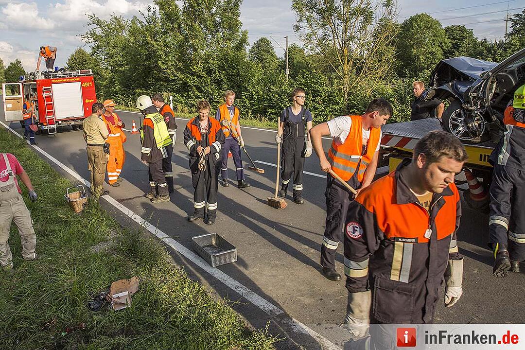 Auto prallt in Ottendorf gegen kleine Brücke
