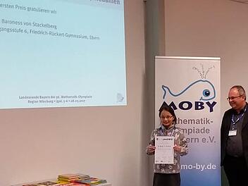 Rose mit einem Vertreter der Uni Würzburg. Foto: Jule Müller